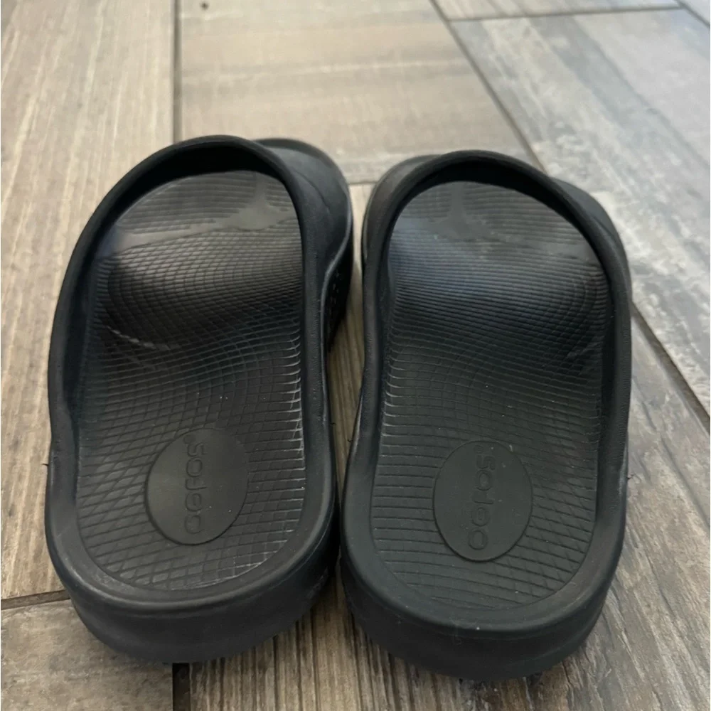 Oofos OOahh Slide Sandal in Black size Women’s 10 or Men’s 8